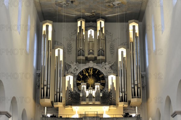 St Kilian's Cathedral in Wuerzburg, Wuerzburg Cathedral, A large church organ with a modern design