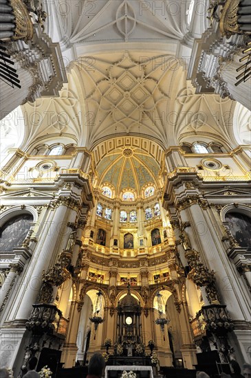 Santa Maria de la Encarnacion, Cathedral of Granada, Altar area in a church with baroque domed