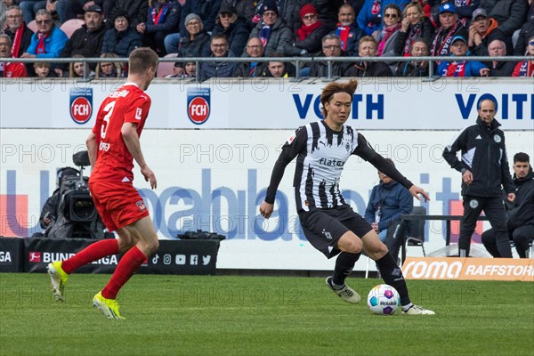 Football match, Ko ITAKURA Borussia Moenchengladbach right on the ball, Jan SCHOePPNER 1.FC