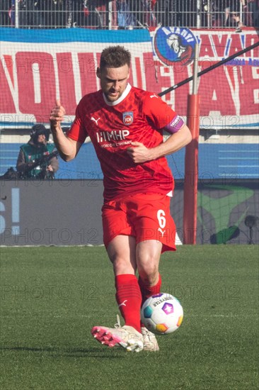 Football match, captain Patrick MAINKA 1.FC Heidenheim taking a shot, Voith-Arena football stadium,