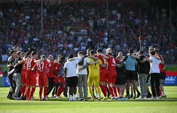 Team building, team circle after the match, cheering, 1. FC Heidenheim 1846 FCH, Voith-Arena,