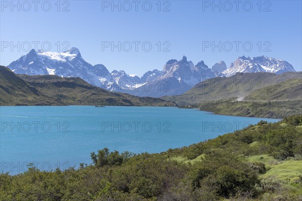 Lago Pehoe, mountain range of the Andes, Torres del Paine National Park, Parque Nacional Torres del