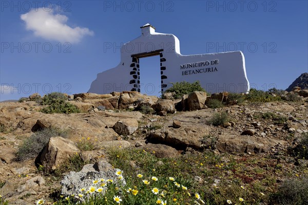 Betancuria, Villa Historica, white gate at the municipal boundary, rocks, Fuerteventura, Canary