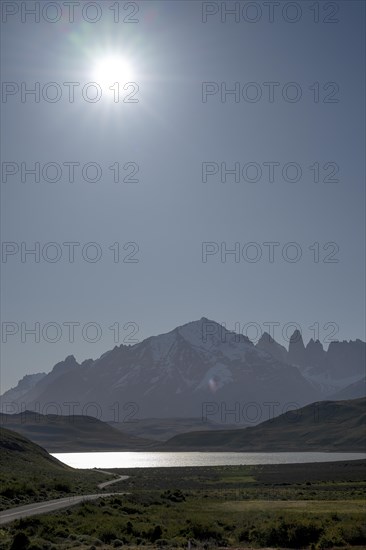 Lago Pehoe, mountain range of the Andes, backlight, sun, Torres del Paine National Park, Parque