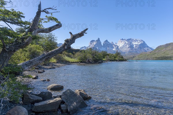 Lago Pehoe, mountain range of the Andes, Torres del Paine National Park, Parque Nacional Torres del