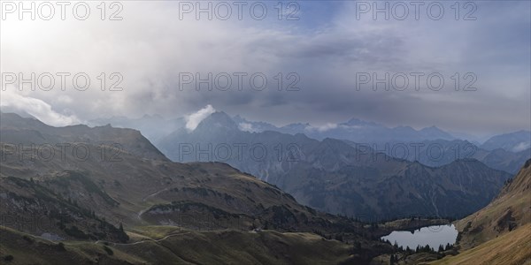 Mountain panorama from Zeigersattel to Seealpsee, on the left Hoefats 2259m, Allgaeu Alps, Allgaeu,