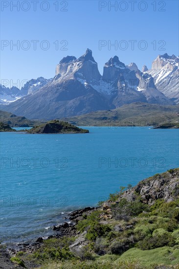 Lago Pehoe, mountain range of the Andes, Torres del Paine National Park, Parque Nacional Torres del
