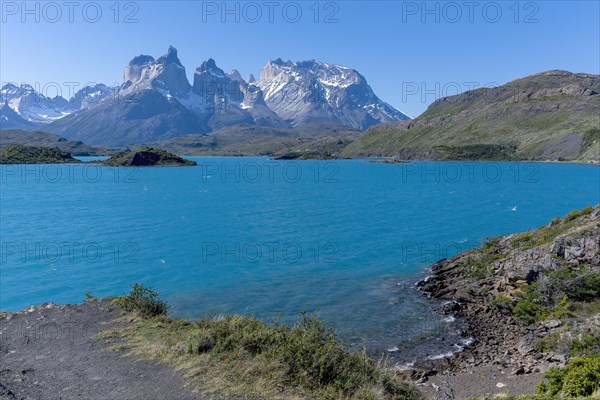 Lago Pehoe, mountain range of the Andes, Torres del Paine National Park, Parque Nacional Torres del