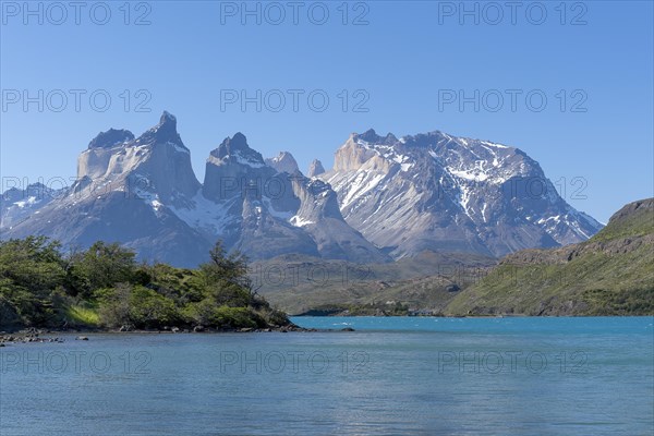 Lago Pehoe, mountain range of the Andes, Torres del Paine National Park, Parque Nacional Torres del
