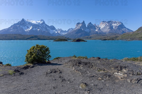 Lago Pehoe, mountain range of the Andes, Torres del Paine National Park, Parque Nacional Torres del
