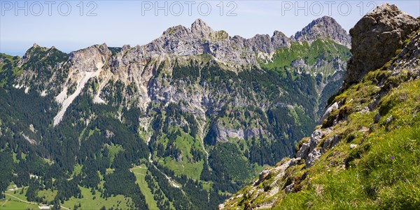 Mountain panorama from the Krinnenspitze, 2000m, behind Friedberger Klettersteig, Rote Flueh,