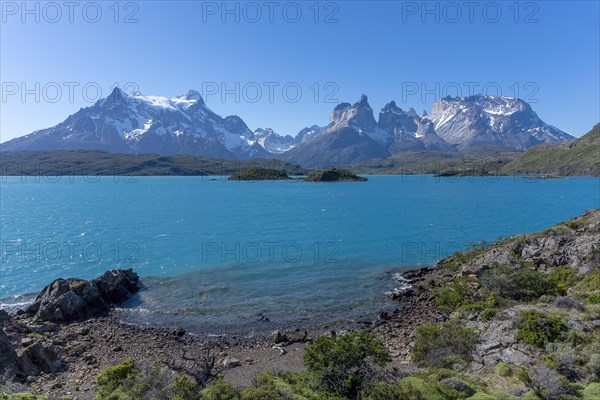 Lago Pehoe, mountain range of the Andes, Torres del Paine National Park, Parque Nacional Torres del
