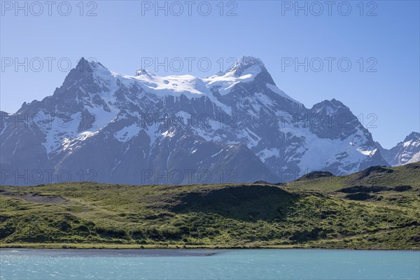 Lago Pehoe, mountain range of the Andes, Torres del Paine National Park, Parque Nacional Torres del