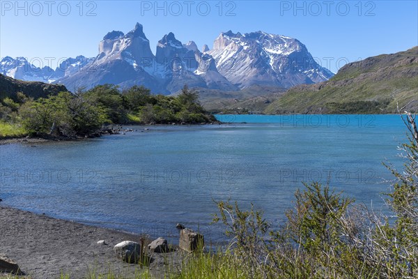Lago Pehoe, mountain range of the Andes, Torres del Paine National Park, Parque Nacional Torres del