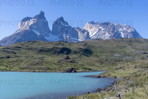 Lago Pehoe, mountain range of the Andes, Torres del Paine National Park, Parque Nacional Torres del