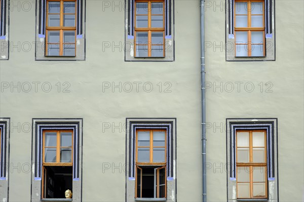 The bust of Johann Wolfgang von Goethe in the lower left window in rows of windows of the Red