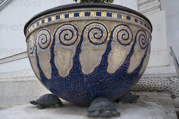 Flower bowl with shields in front of the entrance to the exhibition centre of the Vienna Secession