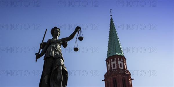 Justitia with scales, Justitia Fountain, Fountain of Justice on the Roemerberg, behind it the