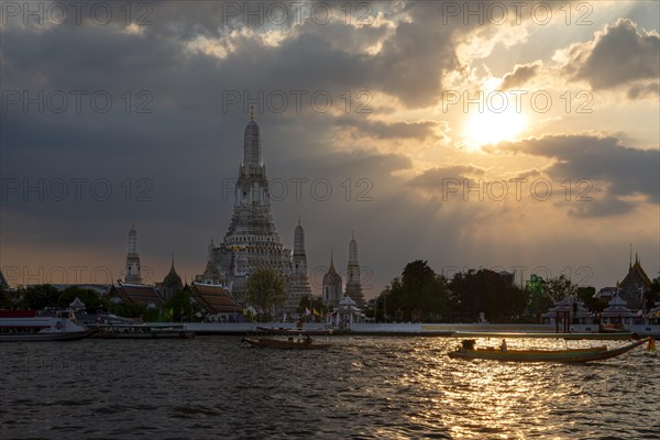 Sunset at Wat Arun, Temple of Dawn, Bangkok, Thailand, Asia