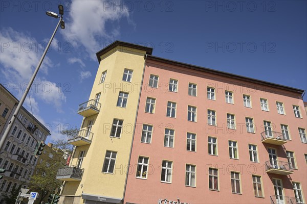 Evacuated and closed house, danger of collapse, Goltzstrasse / Grunewaldstrasse, Schoeneberg,