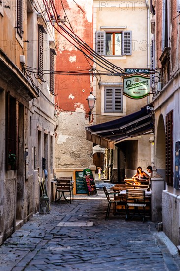 Alstadtgasse, harbour town Piran on the Adriatic coast with Venetian flair, Slovenia, Piran,