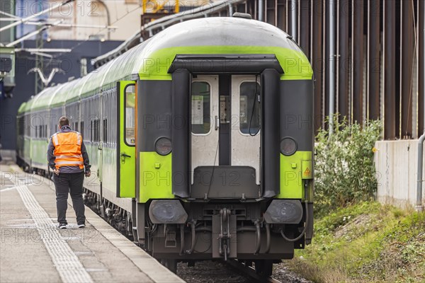 Flixtrain train at Stuttgart main station, track apron with arriving and departing trains,