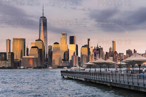 View from Gantry Park to Manhattan with One World Trade Centre at sunset, New York City, New York