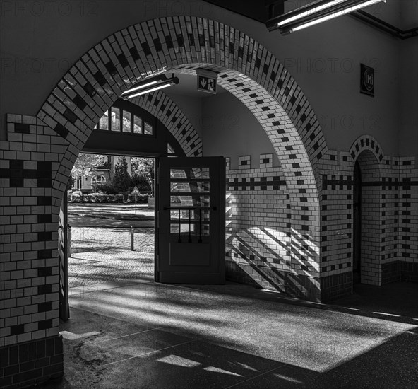 Black and white photograph, Nikolassee S-Bahn station, interior shot, Berlin-Zehlendorf, Berlin,