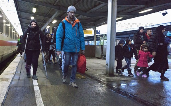 Refugees have arrived at Schoenefeld station on an IC train. They are then taken by bus to