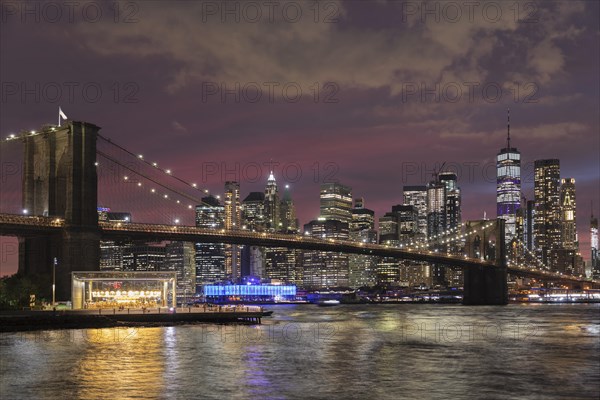 Skyline of downtown Manhattan with One World Trade Centre and Brooklyn Bridge, New York City, New