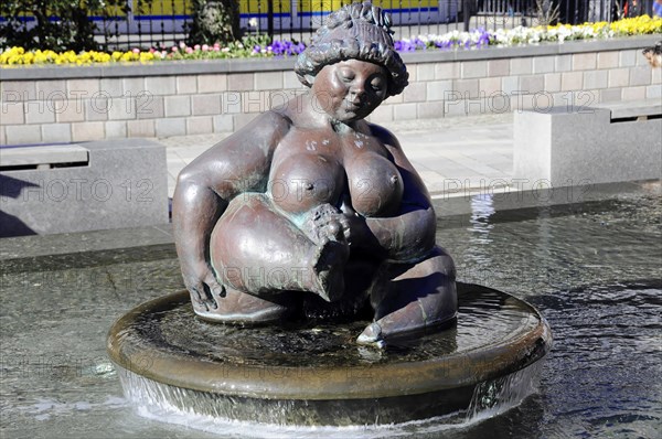 Wilhelmine fountain figure, landmark of Westerland, Westerland, Sylt, sculpture of a woman in a