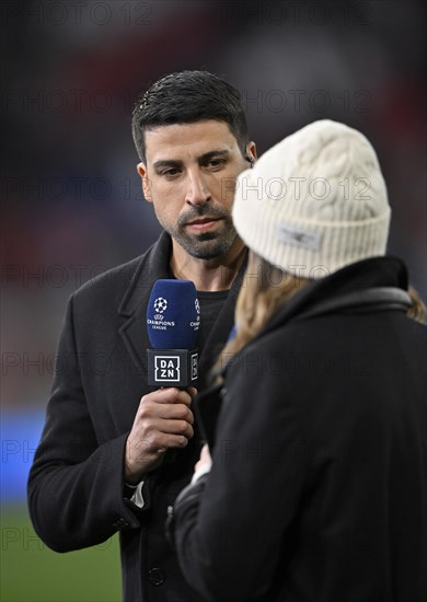 TV presenter Laura Wontorra DAZN, cap, interview with TV expert Sami Khedira, microphone, mike,
