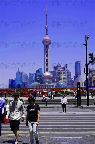 Stroll through Shanghai to the sights, Shanghai, China, Asia, People crossing a zebra crossing with