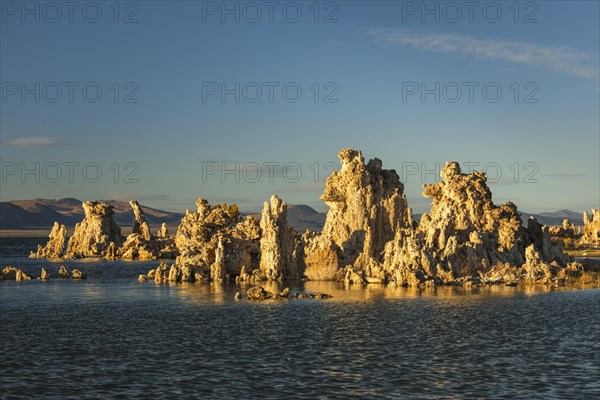 Mono Lake at sunset, Mono Lake Tufa State Reserve, Sierra Nevada, California, USA, Mono Lake Tufa