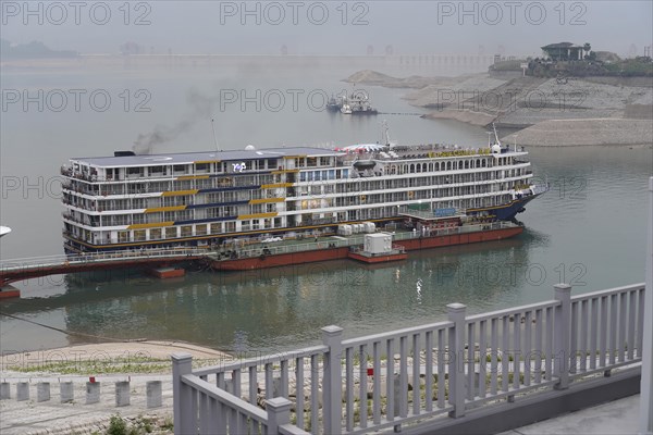 Cruise ship on the Yangtze River, Yichang, Hubei Province, China, Asia, Large cruise ship lying on