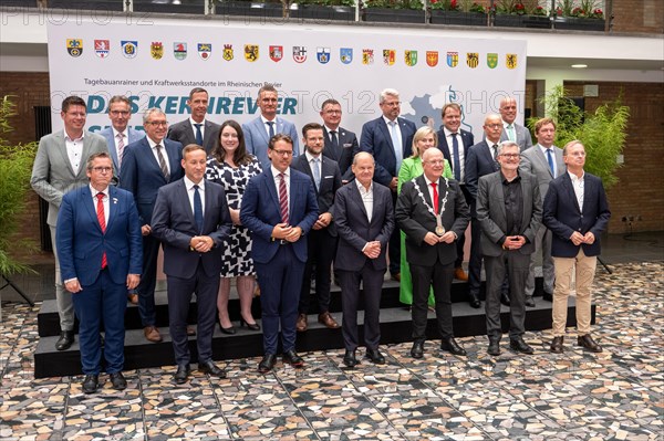 Visit by Federal Chancellor Olaf Scholz to Dueren Town Hall, The Federal Government will continue