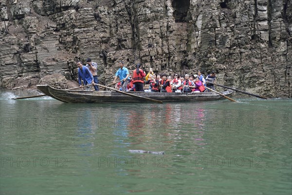 Special boats for the side arms of the Yangtze, for the tourists of the river cruise ships,