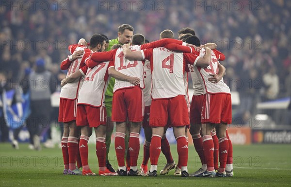 Team building, team circle in front of the start of the match, FC Bayern Munich FCB, Allianz Arena,