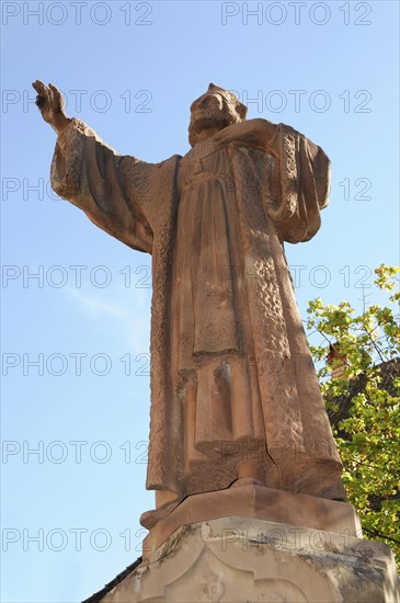 Kaysersberg, Alsace Wine Route, Alsace, Departement Haut-Rhin, France, Europe, Statue of a