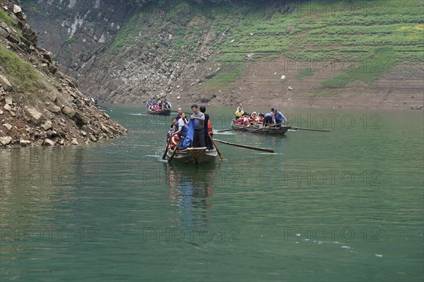 Special boats for the side arms of the Yangtze, for the tourists of the river cruise ships,