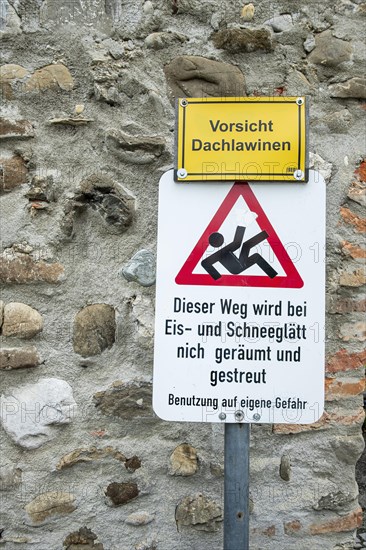 Beware of roof avalanches and this path will not be cleared in icy conditions, signposting in the