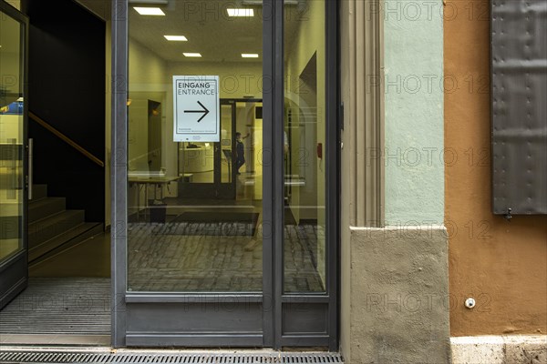 Exit with signpost to the entrance, Goethe National Museum of the Klassik Stiftung Weimar in