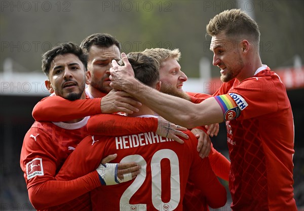 Goal celebration, cheering Jan-Niklas Beste 1. FC Heidenheim 1846 FCH (37) Nikola Dovedan 1. FC
