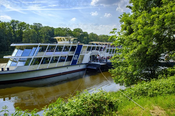 Passengers board the GRAeFIN COSEL passenger ship at the steamer landing stage in Pillnitz,