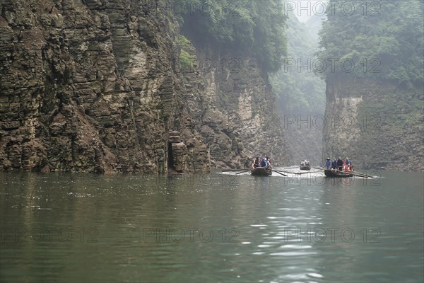 Special boats for the side arms of the Yangtze, for the tourists of the river cruise ships,