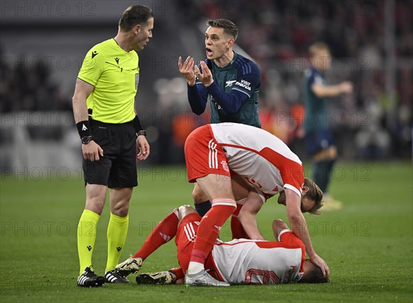 Referee Danny Makkelie (NED) in conversation, discussion with Leandro Trossard FC Arsenal (19),