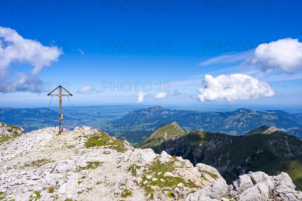 Summit cross, Grosser Daumen, 2280m, behind it Sonthofen and the Gruenten, 1738m, Allgaeu Alps,
