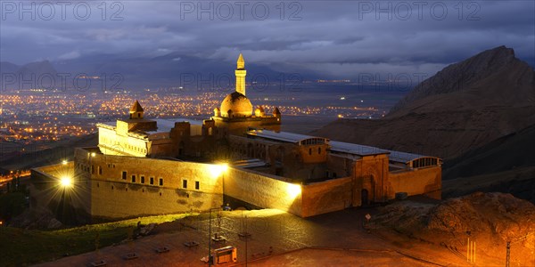 Ishak Pasha palace at sunset, Dogubayazit, Turkey, Asia