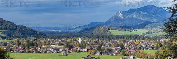 Mountain panorama from south to Oberstdorf, behind it the Gruenten, 1738m, Oberallgaeu, Allgaeu,