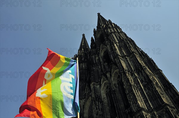 Peace flag and Cologne Cathedral, Cologne, North Rhine-Westphalia, Germany, Europe